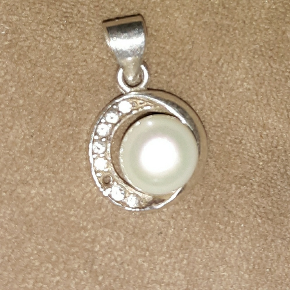 Sterling Silver 7 diamonds 5.5 MM Pearl Pendant